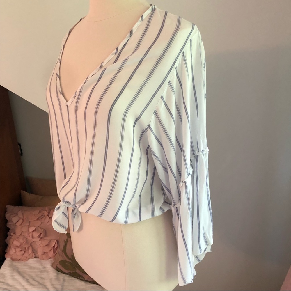 Lavender field blue & white top w/tie in the front & flare sleeve Size Medium - Picture 5 of 9